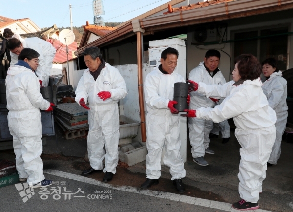 좌로부터 김기재 의장, 가세로 군수, 군의원