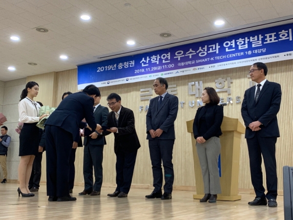 2019년 충청권 산학연 우수성과 연합발표회에서 비젼테크 이원복 대표가 대전광역시장상을 수상하고 있다.