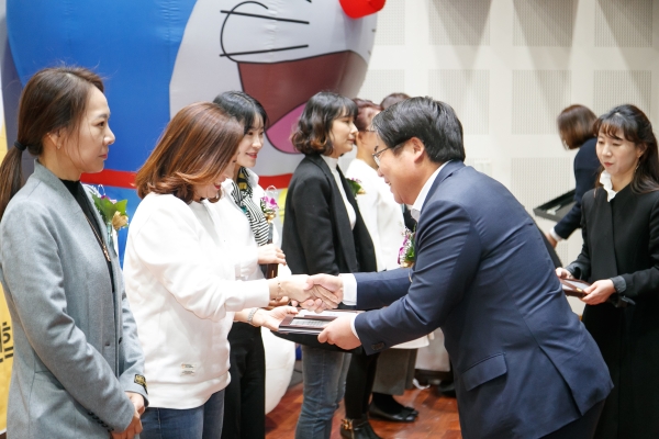 보육유공자를 표창하는 오세현 아산시장