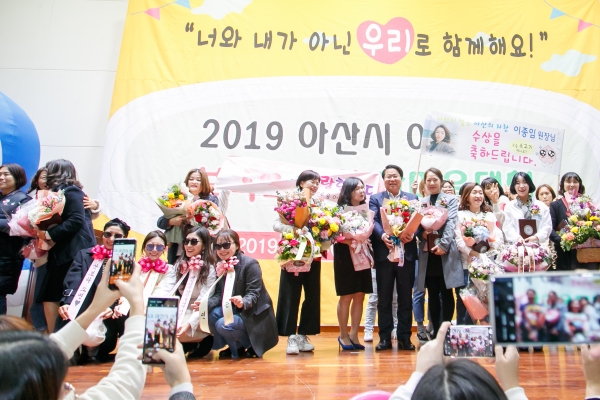 보육유공자를 표창하는 오세현 아산시장