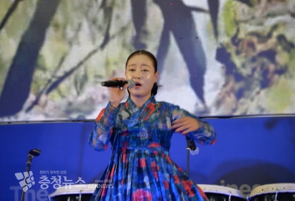 2일 지유진 국악가수는 세종상공회의소가 주최하고 세종시,세종지식센터에서 후원하는 제2회 세종시 기업인의 날 축하행사에서 식전공연으로 난감하네, 웃자, 뱃노래 등을 열연 하고 있다.