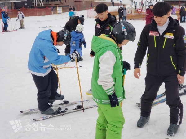 세종시 장애학생들이 전문강사로부터 스키 강습을 받고 있는 장면
