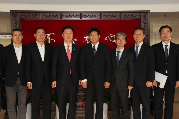 김상균 이사장(왼쪽 3번째)이 중국국가철로국 옌 허 시앙 총공정사(왼쪽 4번째)와 면담 후 기념촬영을 했다.