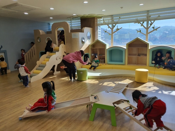 육아종합지원센터 내에서 아이들이 노는 모습