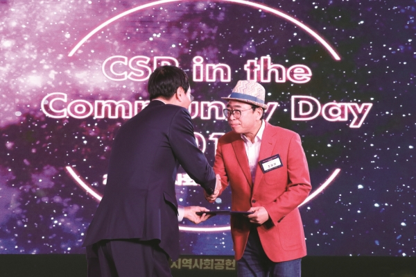 우수지역사회공헌기업 선정_보건복지부장관상을 수상하는 맥키스컴퍼니 조웅래회장
