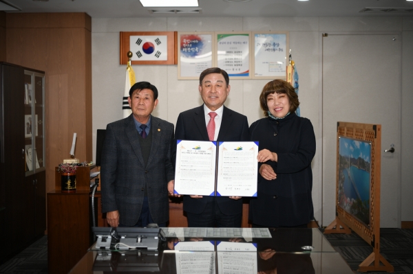 황선봉 군수(사진 가운데)와 이미용협회 관계자들이 업무협약 후 기념촬영을 하는 모습