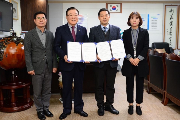 홍성군-홍성군선관위 업무협약 체결 모습