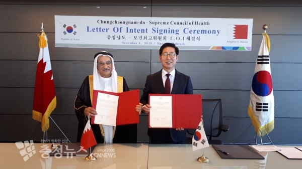 양승조 충남도지사가 4일(현지시각) 바레인 마나마 아트 로타나 호텔에서 샤이크 모하메드 빈 압둘라 알 칼리파 바레인 보건최고위원회 의장과 국제 교류· 협력 의향서(LOI)를 체결한 뒤 기념사진을 찍고 있다.