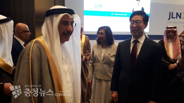 양승조 충남도지사가4일(현지시각) 바레인 마나마 아트 로타나 호첼서 열린 '공동학습네트워크(JLN)" 세계대회 오프닝 행사에서 칼리드 빈 압둘라 알 칼리파 바레인 부총리와 대화를 나누고 있다.