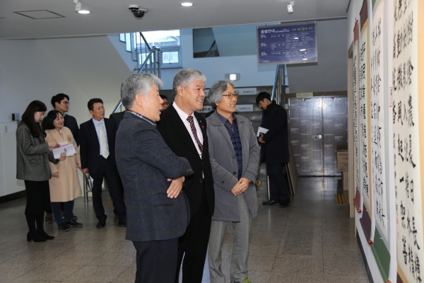 문정우 금산군수는 3일 금산군청 갤러리에서 열린 서예동호회 묵가회 작품전시회에 참석했다.