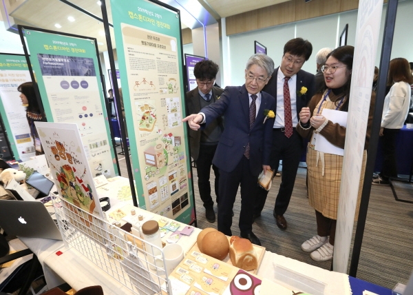 출품작을 둘러보고 있는 백웅기 총장
