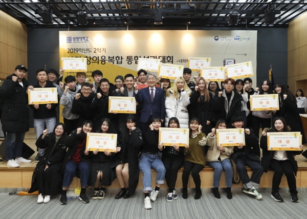 수상자들과의 기념사진(화면 중앙 백웅기 총장).