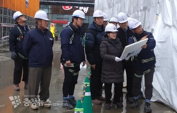 김진숙 행복청 청장(사진 가운데)은 3일(화) 건설현장의 미세먼지 저감과 사망사고 감소를 위하여 ‘대평동(3-1생활권) 해피라움 페스타 상가(C3-13블럭)’ 공사 현장을 점검했다.