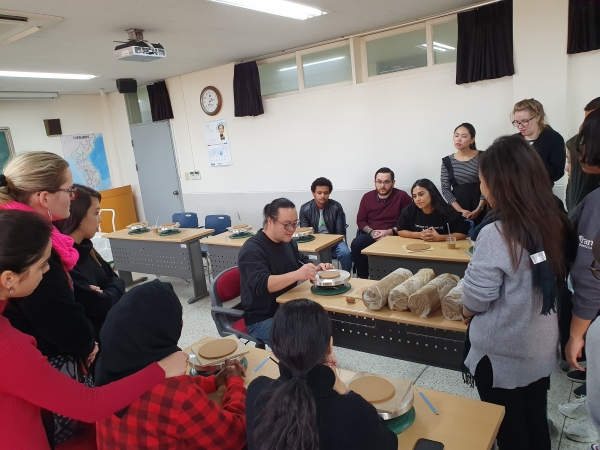 지난 3일 기성동 도예랑에서 외국인 유학생이 세상에서 하나뿐인 나만의 도자기를 빚고있다