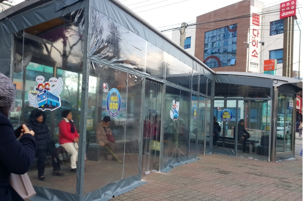 동부시장 입구 따뜻한 버스승강장 모습,