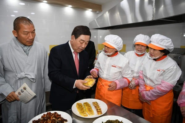 황선봉 군수(사진 왼쪽에서 두번째)가 반찬을 살펴보는 모습.