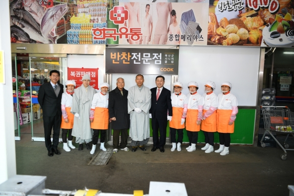 시니어클럽 시장형사업단 시니어 COOK 개소식 후 기념촬영을 하는 모습