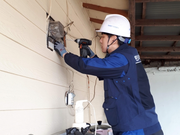 겨울철 재난취약시설에 대한 안전점검을 실시하는 모습