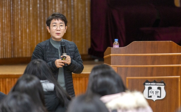 박정현 대덕구청장은 5일 대전이문고등학교를 찾아 160여명의 3학년 학생들을 대상으로 ‘세상을 바꾸는 청년들과 함께 그리는 대덕구’라는 주제로 특강을 펼쳤다.