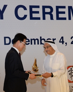 양승조 충남도지사가 4일(현지시각) 바레인 마나마 아트 로타나 호텔서 열린 바레인 건강보험시스템 구축 완료 기념행사에서 샤이크 모하메드 빈 압둘라 알 칼리파 바레인 보건최고위원회 의장으로부터 감사패를 받고 있다.