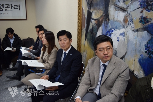 박종래 민주당 대덕구지역위원장과 권오철 중부대 겸임교수.