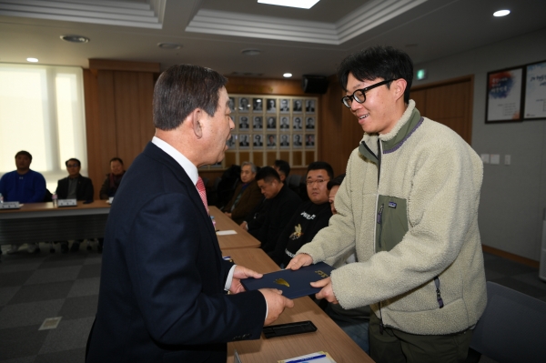 황선봉 군수가 모범음식점 지정증 전달하는 모습
