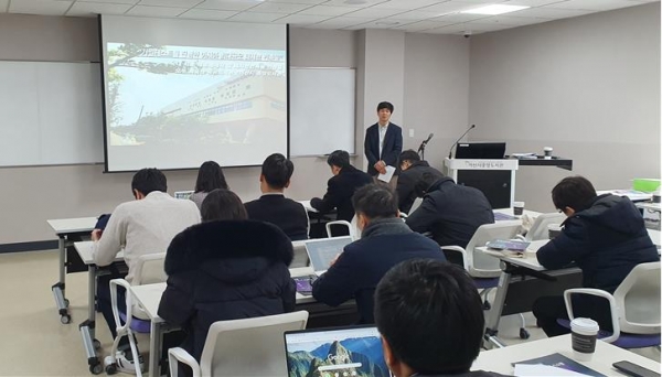 국토부, 언론기자단 제로에너지 중앙도서관 패시브 공법을 듣고 있다.