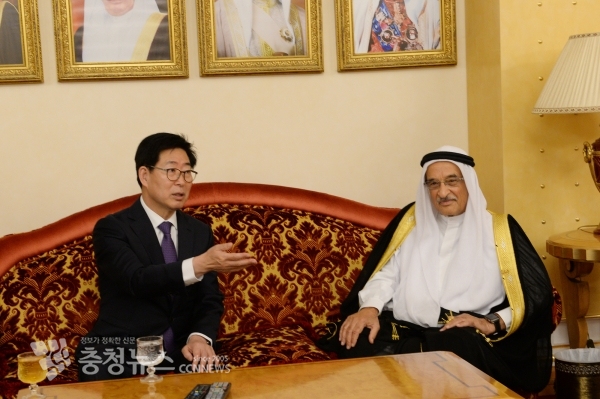 양승조 충남도지사가 3일 공항으로 영접을 나온 샤이크 모하메드 빈 압둘라 알 칼리파 바레인 보건최고위원회(SCH) 의장과 대화를 나누고 있다.