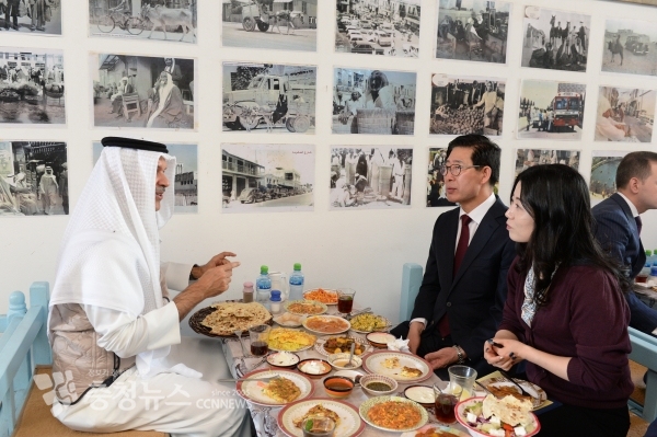 양승조 충남도지사가 5일 히스함 빈 압둘라만 빈 모하메드 알 칼리파 바레인 마나마 주지사와 전통시장 내 식당에서 아침식사를 하고 있다.