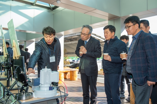 특수공기구 전시회_ 출품자로부터 설명을 듣고 있는 고영태 사장을 비롯한 임원들