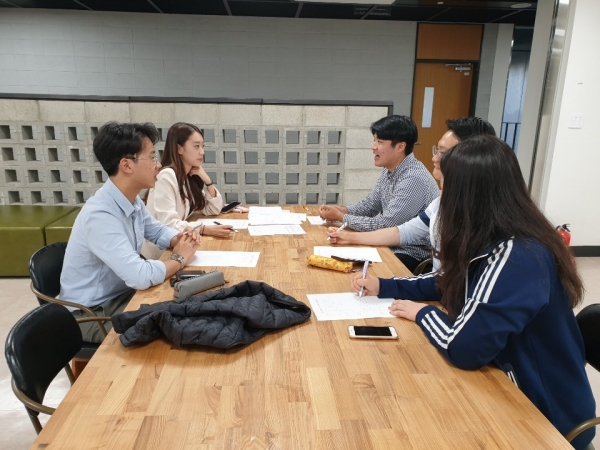 참여한 학생들이 학생들 스스로 취업스터디를 진행하고 있다.