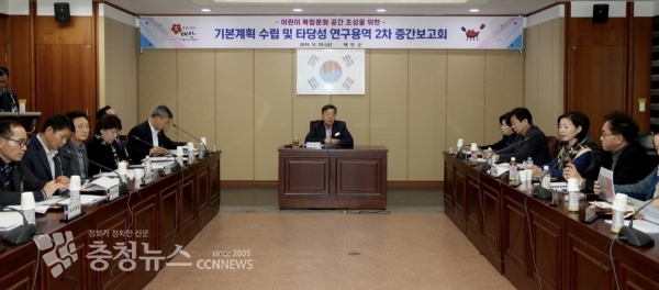 태안군 가족복합커뮤니티센터 조성사업이 행정안전부 2019년 제3차 수시 지방재정 중앙투자심사를 통과했다. 사진은 지난달 29일에 열린 어린이 복합문화공간 기본계획 및 타당성 2차 용역보고회 모습.