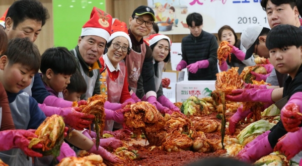 7일 구청 후생관에서 열린 부자 김치 만들기 행사에 황인호 동구청장(사진 오른쪽 두 번째 산타모자)이 직접 참석해 김장김치를 담그고 있다