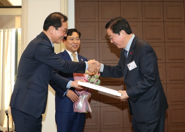 장종태 서구청장(오른쪽)이 지난 6일 서울 한국프레스센터에서 열린 도전한국인운동본부(대표 조영관)와 (사)한류문화산업진흥원(이사장 신용재)이 주최한 ’2019 대한민국 희망프로젝트 나눔봉사․사회공헌 시상식’에서 모범행정 리더십상을 수상하고 있다​