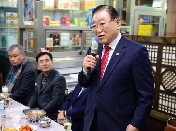 인사하는 김석환 홍성군수