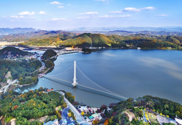 예당호 출렁다리 전경.