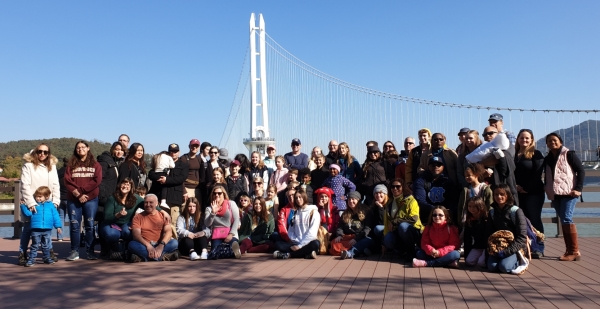 미군부대 군인과 가족 200여명이 예당호 출렁다리를 방문한 모습