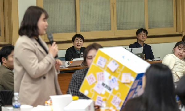 청년들의 아이디어를 경청하고 있는 박정현 대덕구청장(맨 뒤줄 왼쪽 첫 번째)