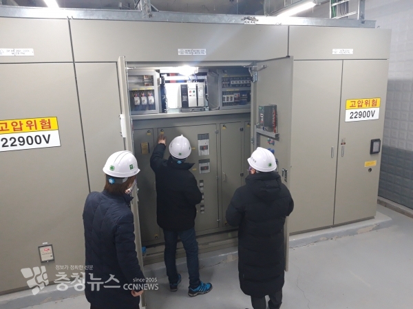 세종시 교육시설에 대해 민관합동점검단이 점검을 하고 있는 장면