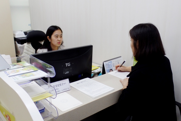 민원인이 법률홈닥터를 방문해 상담 받고 있다.