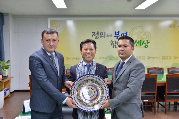 박정현 군수 리쉬탄 시 대표단 접견 장면