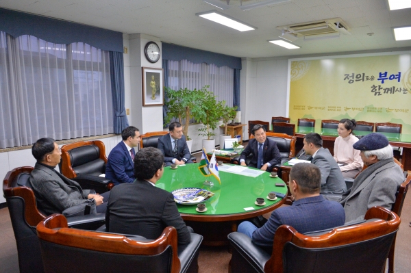박정현 군수 리쉬탄 시 대표단 접견 장면