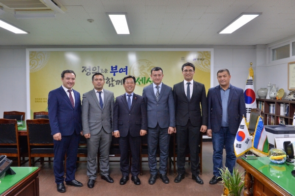 박정현 군수 리쉬탄 시 대표단 접견 장면