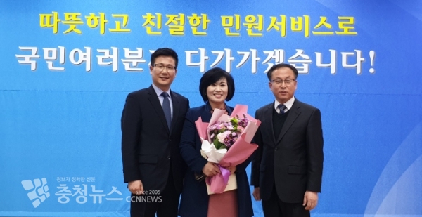 충남교육청 박순옥 총무과장(가운데)이 행정안전부 윤종인 차관(오른쪽)으로부터 민원제도개선 우수기관 상패를 전달받고 있다.