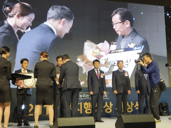 난 9일 세종컨벤션센터에서 열린 2019 복지행정상 시상식에서 임진찬 서구 부구청장이 사회보장급여 사후관리 부문에서 최우수상을 수상하고 있다