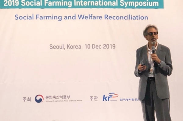 피사대학 이아코보 교수가 이탈리아의 사회적 농업가치창출의 재설계에 대해 주제발표를 하고 있다.