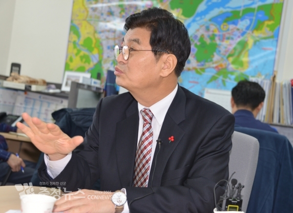 세종시청 기자실 찾아 2020년 국비예산 확보내용을 설명하는 이춘희 세종시장