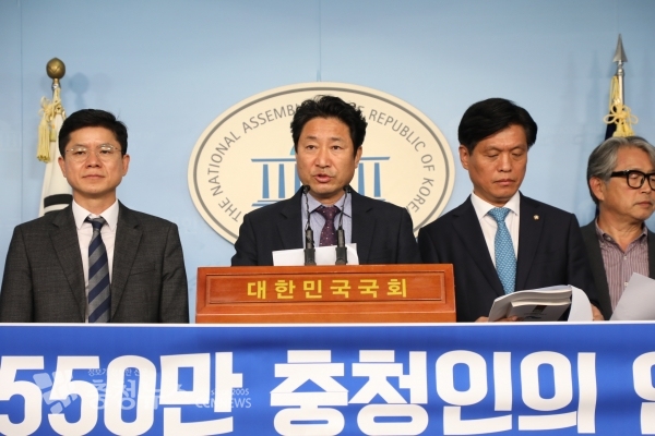 세종시의회 행수특위 윤형권 위원장과 충청권 시민단체가 합동으로 지난 11월 국회 정론관에서 국회 세종의사당 설계비 반영 촉구 기자회견을 하고 있다.