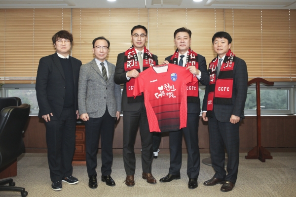 (오른쪽부터) 이종기 복지문화국장, 구만섭 천안시장 권한대행, 김태영 감독, 박승복 체육진흥과장, 유영근 천안시축구단 사무국장.