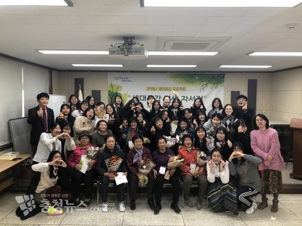 태안도서관은 지난달 22일 세대공감 자서전 출판기념회를 열었다.